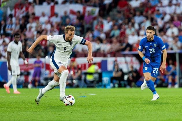 UEFA EURO 2024 England Slovenia 25 06 2024 Harry Kane England, 9 on the ball, Adam Gnezda Cerin Slovenia, 22 UEFA EURO 2024 England Slovenia Cologne Stadium, Cologne on 25 06 2024 Copyright: xBEAUTIFULxSPORTS Wunderlx