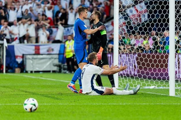 UEFA EURO 2024 England Slovenia 25 06 2024 Harry Kane England, 9 sits frustrated in goal after missing chance UEFA EURO 2024 England Slovenia Cologne Stadium, Cologne on 25 06 2024 Copyright: xBEAUTIFULxSPORTS Wunderlx