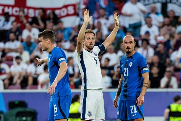UEFA EURO 2024 England Slovenia 25 06 2024 Harry Kane England, 9 shows his readiness at a corner at UEFA EURO 2024 England Slovenia Cologne Stadium, Cologne on 25 06 2024 Copyright: xBEAUTIFULxSPORTS Wunderlx