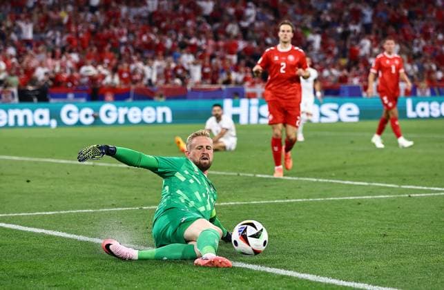 Kasper Schmeichel of Denmark keeps the ball in play Denmark v Serbia, UEFA European Championship, EM, Europameisterschaft 2024, Group C, Football, Munich Football Arena, Munich, Germany, 25 Jun 2024 EDITORIAL USE ONLY No use with unauthorised audio, video, data, fixture lists, club league logos or live services. Online in-match use limited to 120 images, no video emulation. No use in betting, games or single club league player publications. Copyright: xMichaelxZemanek Shutterstockx 14555536bz