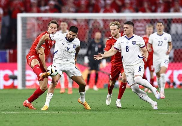 Mathias Jensen of Denmark challenges Aleksandar Mitrovic of Serbia Denmark v Serbia, UEFA European Championship, EM, Europameisterschaft 2024, Group C, Football, Munich Football Arena, Munich, Germany, 25 Jun 2024 EDITORIAL USE ONLY No use with unauthorised audio, video, data, fixture lists, club league logos or live services. Online in-match use limited to 120 images, no video emulation. No use in betting, games or single club league player publications. Copyright: xMichaelxZemanek Shutterstockx 14555536ca