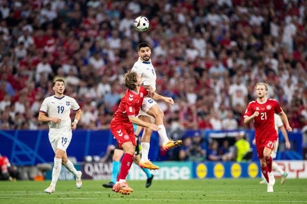 UEFA EURO 2024 Denmark Serbia 25 06 2024 Joachim Andersen Denmark, 2 , Aleksandar Mitrovic Serbia, 9 UEFA EURO 2024 Denmark Serbia Munich Football Arena, Munich 25 06 2024 Copyright: xBEAUTIFULxSPORTS Buriakovx