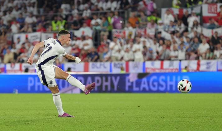 England v Slovenia UEFA EURO, EM, Europameisterschaft,Fussball 2024 Group C Phil Foden of England shoots for goal during the UEFA Euro 2024 Group C match between England and Slovenia at RheinEnergieStadion, Cologne Copyright: xPaulxChestertonx FIL-20274-0142 UK Newspapers OUT
