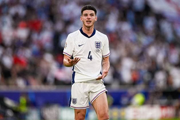 2024-06-25 England v Slovenia - Group C - UEFA EURO, EM, Europameisterschaft,Fussball 2024 COLOGNE, GERMANY - JUNE 25: Declan Rice of England looks up during the Group C - UEFA EURO 2024 match between England and Slovenia at RheinEnergieStadion on June 25, 2024 in Cologne, Germany. (Photo by Pablo Morano BSR Agency) Cologne Germany Content not available for redistribution in The Netherlands directly or indirectly through any third parties. Copyright: xBSRxAgencyx