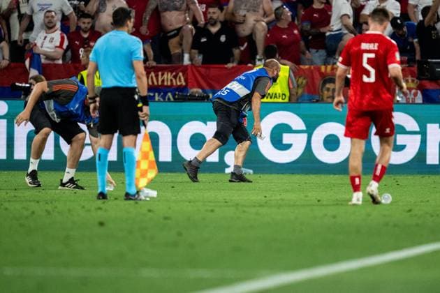 240625 Stewards picking up plastic cups during the UEFA Euro 2024 Football Championship match between Denmark and Serbia on June 25, 2024 in Munich Photo Mathias Bergeld BILDBYRAN kod MB MB0940 fotboll football soccer fotballs em europamästerskap em uefa euro uefa european football championship euro 2024 danmark denmark serbien serbia bbeng  Copyright: MATHIASxBERGELD BB240625MB074