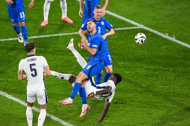 COLOGNE - (l-r) Bukayo Saka of England, Andraz Sporar of Slovenia during the UEFA EURO, EM, Europameisterschaft,Fussball 2024 group C match between England and Slovenia at the Rhein Energie stadium on June 25, 2024 in Cologne, Germany. ANP Hollandse Hoogte UEFA EURO 2024 2024 xVIxANPxSportx xGerritxvanxKeulenxIVx 502060440 originalFilename: 502060440.jpg