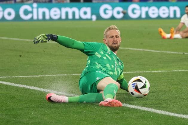 Goalkeeper action by Kasper Schmeichel 1 Denmark , Denmark vs Serbia, Football, UEFA Euro 2024, Group stage, Matchday 3, 25 06 2024 Munich Bavaria Germany Copyright: xkolbert-press ChristianxKolbertx