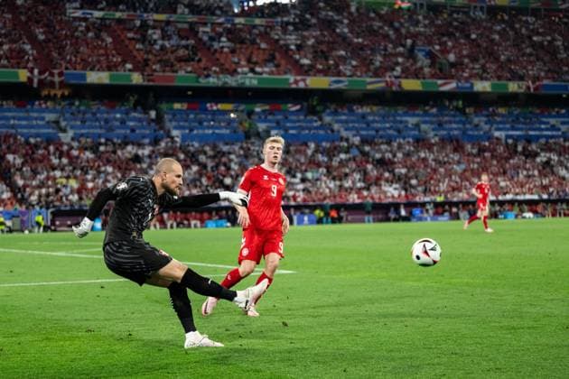 240625 Goalkeeper Predrag Rajkovic of Serbia and Rasmus Hojlund of Denmark during the UEFA Euro 2024 Football Championship match between Denmark and Serbia on June 25, 2024 in Munich Photo Mathias Bergeld BILDBYRAN kod MB MB0940 fotboll football soccer fotballs em europamästerskap em uefa euro uefa european football championship euro 2024 denmark serbien serbia bbeng  Copyright: MATHIASxBERGELD BB240625MB077