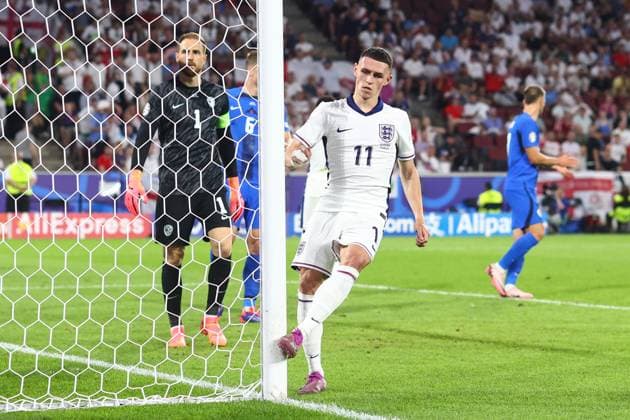 England gegen Slowenien 25. Juni 2024, Köln UEFA EURO Gruppe C England gegen Slowenien Phil Foden von England schießt aus Frust gegen den Pfosten Foto Charlotte Wilson Abseits Köln Deutschland  Copyright: xCharlottexWilsonx xOffsidexOffside