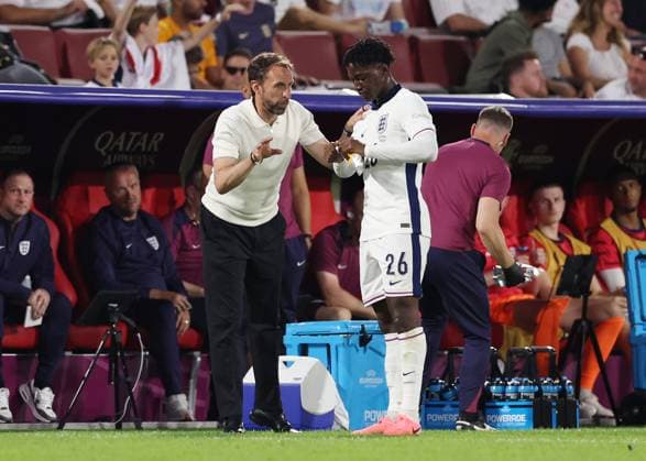 Cologne, Germany, 25th June 2024. Gareth Southgate manager of England instructs Kobbie Mainoo of England during the UEFA European Championships match at Cologne Stadium, Cologne. Picture credit should read: David Klein Sportimage EDITORIAL USE ONLY. No use with unauthorised audio, video, data, fixture lists, club league logos or live services. Online in-match use limited to 120 images, no video emulation. No use in betting, games or single club league player publications. SPI-3205-0088