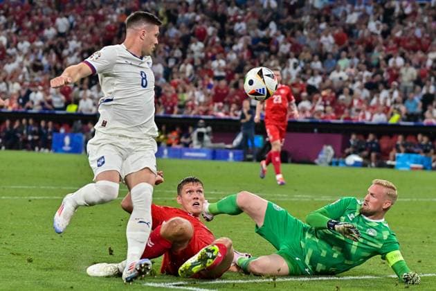 Picture shows from left to right Luka Jovi 8, Serbia vs Jannik Vestergaard Denmark , Kasper Schmeichel Goalkeeper Denmark , 25 06 2024, Munich, Football, European Championship, Denmark Serbia, EVENT REGULATIONS PROHIBIT ANY USE OF PHOTOGRAPHS AS IMAGE SEQUENCES AND OR QUASI VIDEO xklx