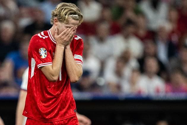 240625 Morten Hjulmand of Denmark looks dejected during the UEFA Euro 2024 Football Championship match between Denmark and Serbia on June 25, 2024 in Munich Photo Mathias Bergeld BILDBYRAN kod MB MB0940 fotboll football soccer fotballs em europamästerskap em uefa euro uefa european football championship euro 2024 danmark denmark serbien serbia bbeng depp  Copyright: MATHIASxBERGELD BB240625MB079