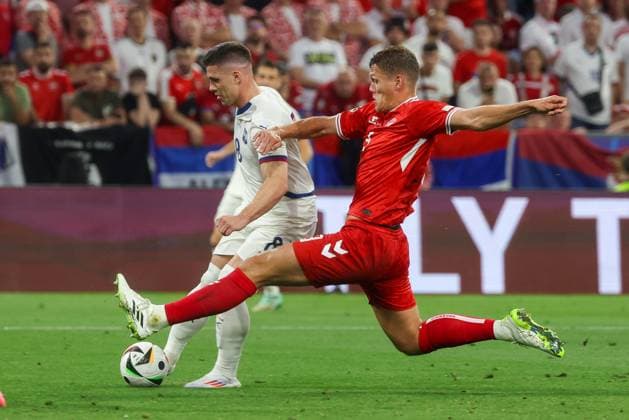 in duel, action, with Luka Jovic 8 Serbia , Jannik Vestergaard 3 Denmark , Denmark vs Serbia, Football, UEFA Euro 2024, Group stage, Matchday 3, 25 06 2024 Munich Bavaria Germany Copyright: xkolbert-press ChristianxKolbertx
