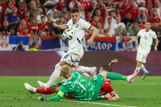in duel, action, with Kasper Schmeichel 1 Denmark , Luka Jovic 8 Serbia , Jannik Vestergaard 3 Denmark , Denmark vs Serbia, Football, UEFA Euro 2024, Group stage, Matchday 3, 25 06 2024 Munich Bavaria Germany Copyright: xkolbert-press ChristianxKolbertx