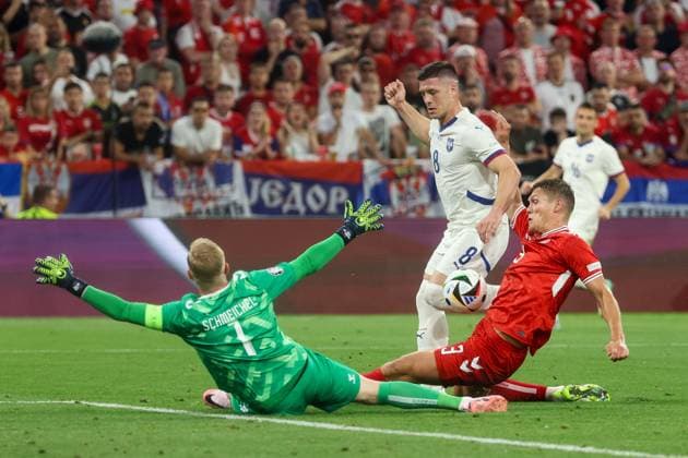 in duel, action, with Kasper Schmeichel 1 Denmark , Luka Jovic 8 Serbia , Jannik Vestergaard 3 Denmark , Denmark vs Serbia, Football, UEFA Euro 2024, Group stage, Matchday 3, 25 06 2024 Munich Bavaria Germany Copyright: xkolbert-press ChristianxKolbertx