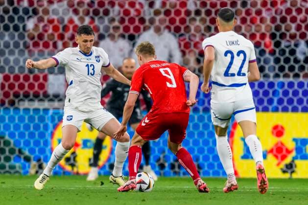 GER, UEFA Euro 2024 Group C, Denmark DNK vs Serbia SRB 25 06 2024, Allianz Arena, Munich, GER, UEFA Euro 2024 Group C, Denmark DNK vs Serbia SRB , pictured Miloä Veljkovi Serbia 13 Höjlund Rasmus Denmark 9 Saäa Luki Serbia 22 nordphotoxGmbHx xStraubmeier nph00004
