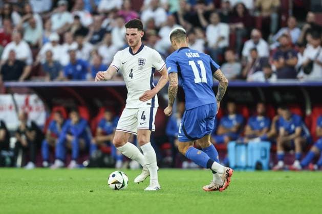 Sport, Football, UEFA EURO 2024 Group C 3 Matchday England Slovenia 25 06 2024, Cologne Stadium Declan Rice England, 4 One-on-one with Benjamin Sesko Slovenia, 11 Cologne Cologne Stadium North Rhine-Westphalia Germany