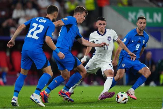 GER: England v Slovenia. UEFA EURO, EM, Europameisterschaft,Fussball 2024 Jaka Bijol of Slovenia and Phil Foden of England during the UEFA Euro 2024 match between England and Slovenia, Group C, date 3, played at Rhein Energie Stadium on June 25, 2024 in Koln, Germany. kpng Copyright: xBaguxBlancox xPRESSINPHOTOx PS_240625_ING_ESL_078