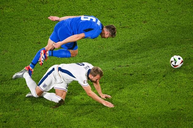 COLOGNE - (l-r) Jaka Bijol of Slovenia, Harry Kane of England during the UEFA EURO, EM, Europameisterschaft,Fussball 2024 group C match between England and Slovenia at the Rhein Energie stadium on June 25, 2024 in Cologne, Germany. ANP Hollandse Hoogte UEFA EURO 2024 2024 xVIxANPxSportx xGerritxvanxKeulenxIVx 502061815 originalFilename: 502061815.jpg