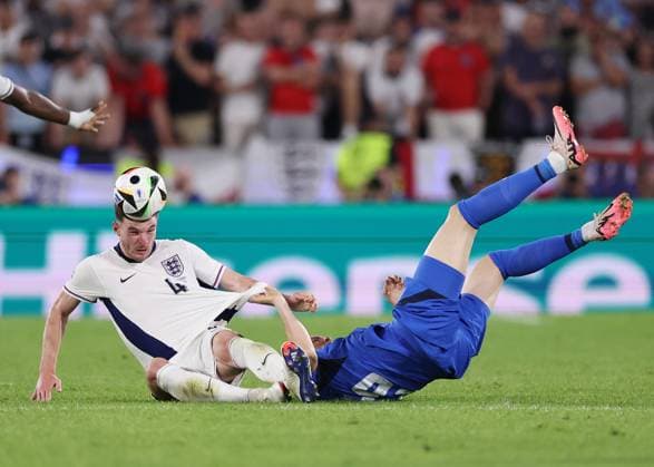 Cologne, Germany, 25th June 2024. Declan Rice of England tussles with Josip llicic of Slovenia during the UEFA European Championships match at Cologne Stadium, Cologne. Picture credit should read: David Klein Sportimage EDITORIAL USE ONLY. No use with unauthorised audio, video, data, fixture lists, club league logos or live services. Online in-match use limited to 120 images, no video emulation. No use in betting, games or single club league player publications. SPI-3205-0101