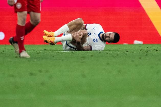 240625 Aleksandar Mitrovic of Serbia in pain during the UEFA Euro 2024 Football Championship match between Denmark and Serbia on June 25, 2024 in Munich Photo Mathias Bergeld BILDBYRAN code MB MB0940 fotboll football soccer fotballs em europamästerskap em uefa euro uefa european football championship euro 2024 danmark denmark serbien serbia bbeng skada  Copyright: MATHIASxBERGELD BB240625MB090