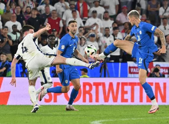 25 06 2024, xsltx, Football EM 2024, England Slovenia emspor, v l Declan Rice England , Andraz Sporar Slovenia , Benjamin Sesko Slovenia DFL DFB REGULATIONS PROHIBIT ANY USE OF PHOTOGRAPHS as IMAGE SEQUENCES and or QUASI VIDEO Köln