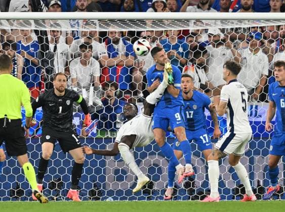 25 06 2024, xsltx, Football EM 2024, England Slovenia emspor, v l Jan Oblak Slovenia , Bukayo Saka England , Andraz Sporar Slovenia , fallrückzieher DFL DFB REGULATIONS PROHIBIT ANY USE OF PHOTOGRAPHS as IMAGE SEQUENCES and or QUASI VIDEO Köln