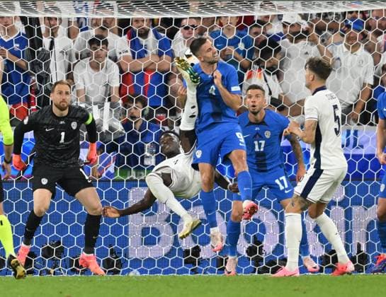 25 06 2024, xsltx, Football EM 2024, England Slovenia emspor, v l Jan Oblak Slovenia , Bukayo Saka England , Andraz Sporar Slovenia , fallrückzieher DFL DFB REGULATIONS PROHIBIT ANY USE OF PHOTOGRAPHS as IMAGE SEQUENCES and or QUASI VIDEO Köln