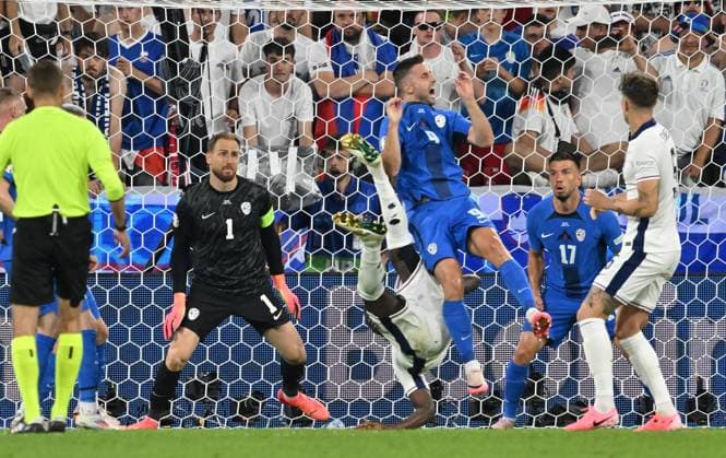 25 06 2024, xsltx, Football EM 2024, England Slovenia emspor, v l Jan Oblak Slovenia , Bukayo Saka England , Andraz Sporar Slovenia , fallrückzieher DFL DFB REGULATIONS PROHIBIT ANY USE OF PHOTOGRAPHS as IMAGE SEQUENCES and or QUASI VIDEO Köln