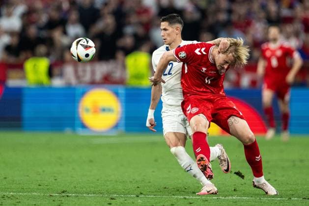 240625 Sasa Lukic of Serbia and Kasper Dolberg of Denmark during the UEFA Euro 2024 Football Championship match between Denmark and Serbia on June 25, 2024 in Munich Photo Mathias Bergeld BILDBYRAN code MB MB0940 fotboll football soccer fotballs em europamästerskap em uefa euro uefa european football championship euro 2024 denmark serbien serbia bbeng  Copyright: MATHIASxBERGELD BB240625MB091