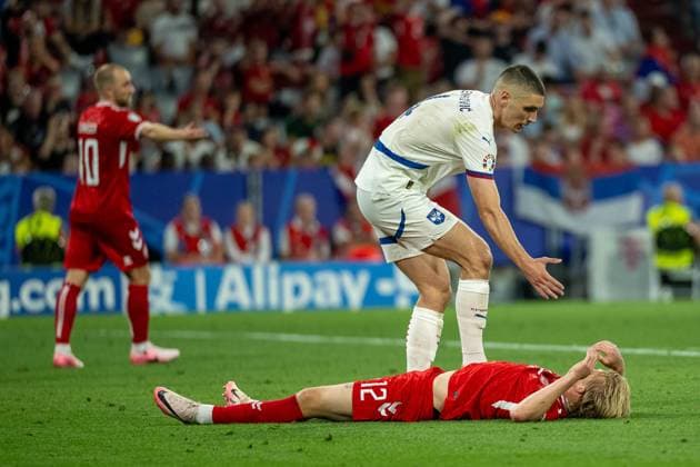 Nikola Milenkovic Serbia, 04 , Kasper Dolberg Denmark 12 , GER, Denmark DEN vs Serbia SRB , European Football Championship, UEFA EURO 2024, Group E, Matchday 3, 25 06 2024, GER, Denmark DEN vs Serbia SRB , European Football Championship, UEFA EURO 2024, Group E, Matchday 3, 25 06 2024 Munich Copyright: xEibner-Pressefoto SaschaxWaltherx EP_SWA