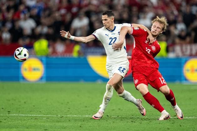 240625 Sasa Lukic of Serbia and Kasper Dolberg of Denmark during the UEFA Euro 2024 Football Championship match between Denmark and Serbia on June 25, 2024 in Munich Photo Mathias Bergeld BILDBYRAN code MB MB0940 fotboll football soccer fotballs em europamästerskap em uefa euro uefa european football championship euro 2024 denmark serbien serbia bbeng  Copyright: MATHIASxBERGELD BB240625MB092