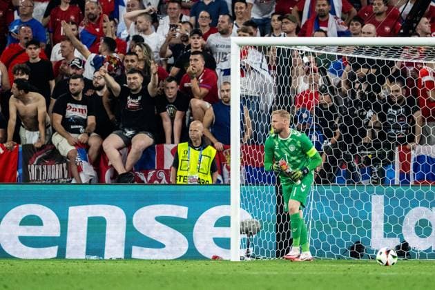 240625 Goalkeeper Kasper Schmeichel of Denmark picking up plastic cups during the UEFA Euro 2024 Football Championship match between Denmark and Serbia on June 25, 2024 in Munich Photo Mathias Bergeld BILDBYRAN kod MB MB0940 fotboll football soccer fotballs em europamästerskap em uefa euro uefa european football championship euro 2024 denmark serbien serbia bbeng  Copyright: MATHIASxBERGELD BB240625MB093