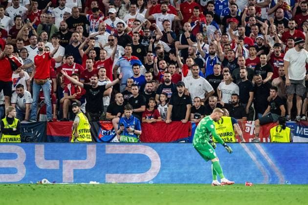 240625 Fans of Serbia reacts to goalkeeper Kasper Schmeichel of Denmark picking up plastic cups during the UEFA Euro 2024 Football Championship match between Denmark and Serbia on June 25, 2024 in Munich Photo Mathias Bergeld BILDBYRAN kod MB MB0940 fotboll football soccer fotballs em europamästerskap em uefa euro uefa european football championship euro 2024 denmark serbien serbia bbeng  Copyright: MATHIASxBERGELD BB240625MB094