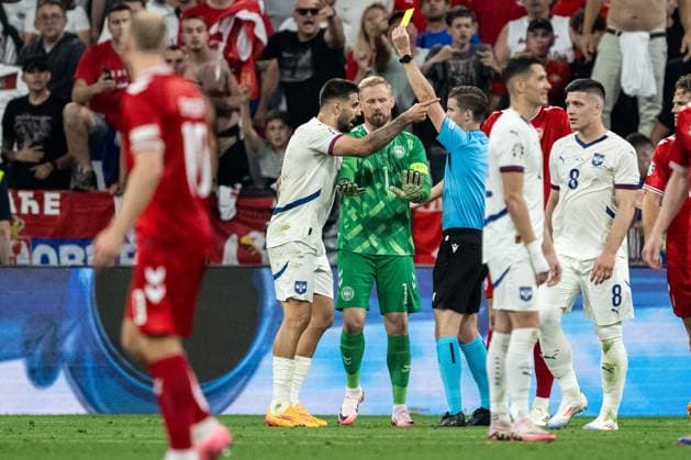 240625 Aleksandar Mitrovic of Serbia reacts towards referee Francois Letexier and goalkeeper Kasper Schmeichel of Denmark during the UEFA Euro 2024 Football Championship match between Denmark and Serbia on June 25, 2024 in Munich Photo Mathias Bergeld BILDBYRAN kod MB MB0940 fotboll football soccer fotballs em europamästerskap em uefa euro uefa european football championship euro 2024 denmark serbien serbia bbeng  Copyright: MATHIASxBERGELD BB240625MB095