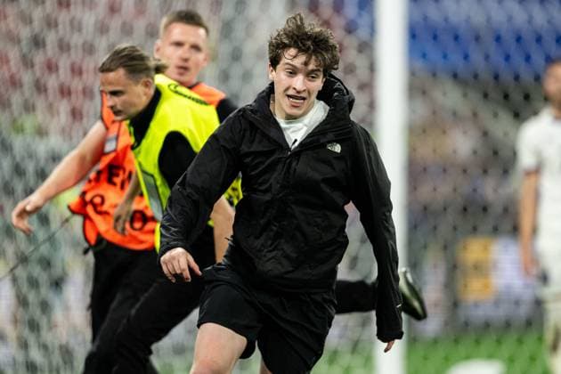 240625 A pitch invader is chased by stewards during the UEFA Euro 2024 Football Championship match between Denmark and Serbia on June 25, 2024 in Munich Photo Mathias Bergeld BILDBYRAN code MB MB0940 fotboll football soccer fotballs em europamästerskap em uefa euro uefa european football championship euro 2024 danmark denmark serbien serbia bbeng publik  Copyright: MATHIASxBERGELD BB240625MB096