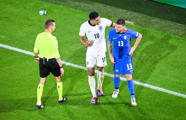 Referee Clement Turpin, Jude Bellingham England and Erik Janza Slovenia talk, UEFA EURO 2024 Group C, England vs Slovenia, Cologne Stadium on June 25, 2024 in Cologne, Germany Photo by Silas Schueller DeFodi Images Referee Clement Turpin, Jude Bellingham England and Erik Janza Slovenia talk, UEFA EURO 2024 Group C, England vs Slovenia, Cologne Stadium on June 25, 2024 in Cologne, Germany Photo by Silas Schueller DeFodi Images Defodi 738 738 ENGSVN 20240625 233 Defodi-738