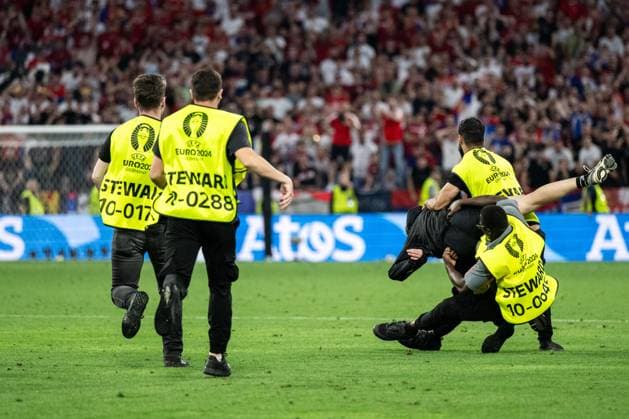 240625 A pitch invader is chased by stewards during the UEFA Euro 2024 Football Championship match between Denmark and Serbia on June 25, 2024 in Munich Photo Mathias Bergeld BILDBYRAN code MB MB0940 fotboll football soccer fotballs em europamästerskap em uefa euro uefa european football championship euro 2024 danmark denmark serbien serbia bbeng publik  Copyright: MATHIASxBERGELD BB240625MB098