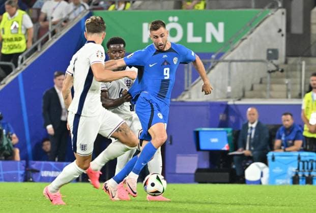 25 06 2024, xsltx, Football EM 2024, England Slovenia emspor, v l John Stones England , Marc Guehi England , Andraz Sporar Slovenia DFL DFB REGULATIONS PROHIBIT ANY USE OF PHOTOGRAPHS as IMAGE SEQUENCES and or QUASI VIDEO Köln