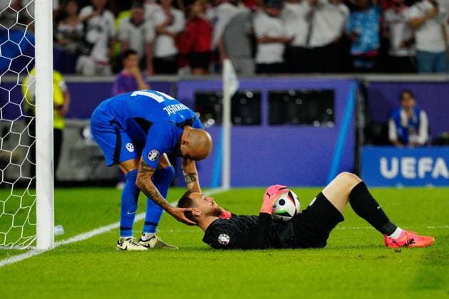 Jan Oblak of Slovenia makes a save England v Slovenia, UEFA European Championship, EM, Europameisterschaft 2024, Group C, Football, Cologne Stadium, Cologne, Germany, 25 Jun 2024 EDITORIAL USE ONLY No use with unauthorised audio, video, data, fixture lists, club league logos or live services. Online in-match use limited to 120 images, no video emulation. No use in betting, games or single club league player publications. Copyright: xDavexShopland Shutterstockx 14555527cy