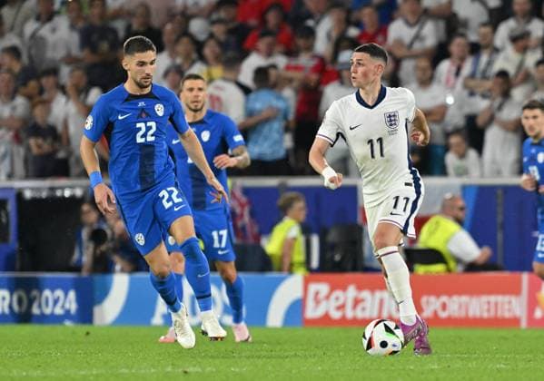 25 06 2024, xsltx, Football EM 2024, England Slovenia emspor, v l Adam Gnezda Cerin Slovenia , Philip Foden England DFL DFB REGULATIONS PROHIBIT ANY USE OF PHOTOGRAPHS as IMAGE SEQUENCES and or QUASI VIDEO Köln