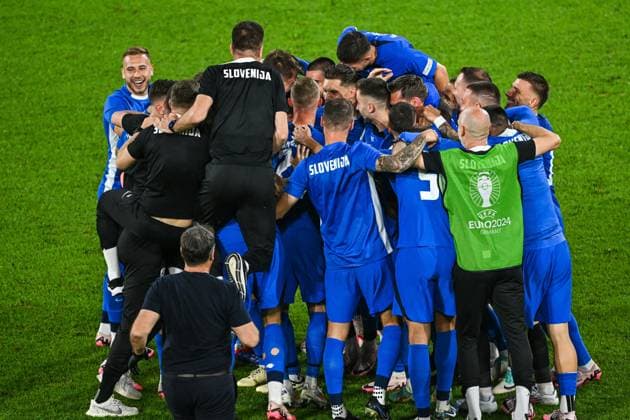 COLOGNE - Slovenia players celebrate the draw during the UEFA EURO, EM, Europameisterschaft,Fussball 2024 group C match between England and Slovenia at the Rhein Energie stadium on June 25, 2024 in Cologne, Germany. ANP Hollandse Hoogte UEFA EURO 2024 2024 xVIxANPxSportx xGerritxvanxKeulenxIVx 502063214 originalFilename: 502063214.jpg