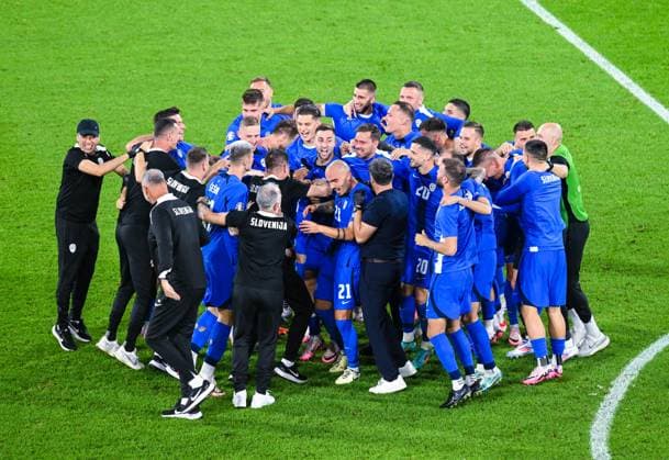 Players of Slovenia celebrate after the match, UEFA EURO 2024 Group C, England vs Slovenia, Cologne Stadium on June 25, 2024 in Cologne, Germany Photo by Silas Schueller DeFodi Images Players of Slovenia celebrate after the match, UEFA EURO 2024 Group C, England vs Slovenia, Cologne Stadium on June 25, 2024 in Cologne, Germany Photo by Silas Schueller DeFodi Images Defodi 738 738 ENGSVN 20240625 250 Defodi-738