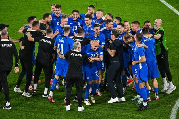 COLOGNE - Slovenia players celebrate the draw during the UEFA EURO, EM, Europameisterschaft,Fussball 2024 group C match between England and Slovenia at the Rhein Energie stadium on June 25, 2024 in Cologne, Germany. ANP Hollandse Hoogte UEFA EURO 2024 2024 xVIxANPxSportx xGerritxvanxKeulenxIVx 502063242 originalFilename: 502063242.jpg