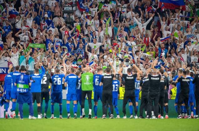Football, Men, Season 2023 24, Euro 2024 Group C 3 Matchday in Cologne, England Slovenia, Slovenia cheers after the final whistle to advance to the round of 16, 25 06 2024, Copyright: xSebastianxRäppold MatthiasxKochx