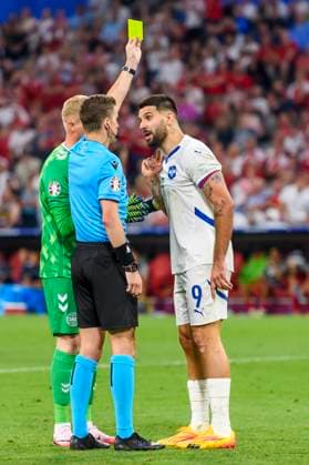 GER, UEFA Euro 2024 Group C, Denmark DNK vs Serbia SRB 25 06 2024, Allianz Arena, Munich, GER, UEFA Euro 2024 Group C, Denmark DNK vs Serbia SRB , in picture Fran ois Letexier FRA gives the yellow card to Aleksandar Mitrovi nordphotoxGmbHx xStraubmeier nph00004