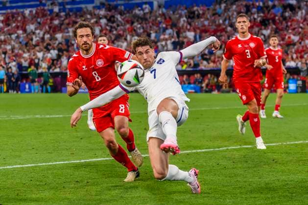 GER, UEFA Euro 2024 Group C, Denmark DNK vs Serbia SRB 25 06 2024, Allianz Arena, Munich, GER, UEFA Euro 2024 Group C, Denmark DNK vs Serbia SRB , in the picture Delaney Thomas Denmark 8 in a duel against Duäan Vlahovi Serbia 7 nordphotoxGmbHx xStraubmeier nph00004
