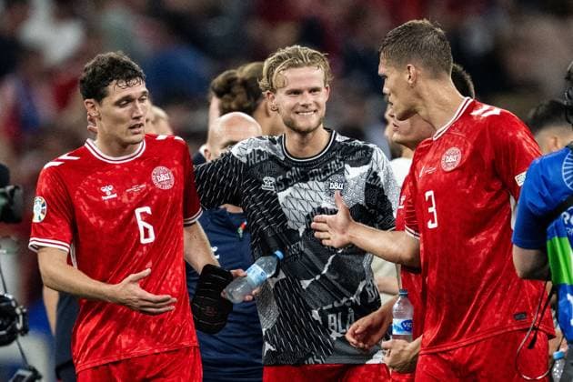 240625 Andreas Kristiansen, Morten Hjulmand and Jannik Vestergaard of Denmark celebrate after the UEFA Euro 2024 Football Championship match between Denmark and Serbia on June 25, 2024 in Munich Photo Mathias Bergeld BILDBYRAN kod MB MB0940 fotboll football soccer fotballs em europamästerskap em uefa euro uefa european football championship euro 2024 denmark serbien serbia bbeng jubel  Copyright: MATHIASxBERGELD BB240625MB110