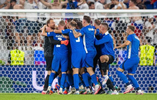 Football, Men, Season 2023 24, Euro 2024 Group C 3 Matchday in Cologne, England Slovenia, Slovenia cheers after the final whistle, 25 06 2024, Copyright: xSebastianxRäppold MatthiasxKochx
