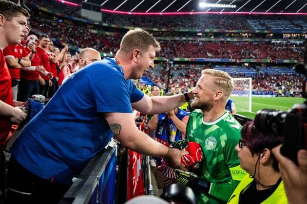 240625 Goalkeeper Kasper Schmeichel of Denmark celebrates with fans after the UEFA Euro 2024 Football Championship match between Denmark and Serbia on June 25, 2024 in Munich Photo Mathias Bergeld BILDBYRAN kod MB MB0940 fotboll football soccer fotballs em europamästerskap em uefa euro uefa european football championship euro 2024 denmark serbien serbia bbeng jubel publik  Copyright: MATHIASxBERGELD BB240625MB116
